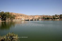 Image du Maroc Professionnelle de  Le Barrage Machraa Hamadi dont la capacité est de 42 Millions de m3, est construit sur l'Oued Moulouya, il permet, depuis 1956, d'approvisionner la région et d'irriguer les terres de cultures, ce barrage fournit en eau potable les ville de Nador, Oujda, il permet également l'approvisionnement des centre de Taourirte et El Aïoun Sidi Mellouk. Samedi 1er octobre 2005. (Photo / Abdeljalil Bounhar) 